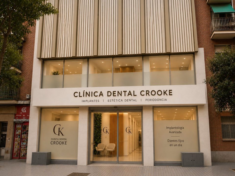 Entrada de la Clínica Dental Crooke de Carabanchel, con la recepción al fondo